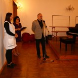 zleva: Barbora Novotná (odborná pracovnice NIPOS-ARTAMA), Jana Prošvicová, Petr Pavlíček (ředitel Mendelova gymnázia)