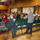 Petr Pavlíček demonstrující zákony aerodynamiky na vlaštovce složené z cedulky ,,RESERVÉ